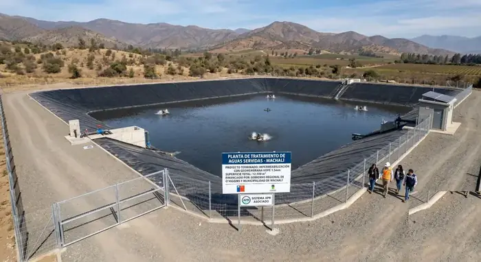 Planta de tratamiento de aguas servidas revestida con geomembrana HDPE